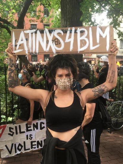 Rachel Prucha protesta em Nova York.