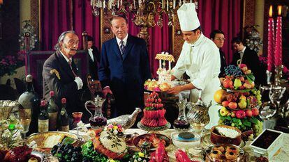 Salvador Dali, à direita, em uma fotografia do livro ‘Les Dîners de Gala’.