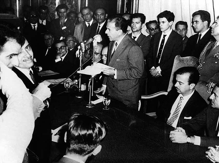O presidente João Goulart discursa, ao lado do primeiro-ministro Tancredo Neves, na cerimônia de instalação da Eletrobras, em 1962.