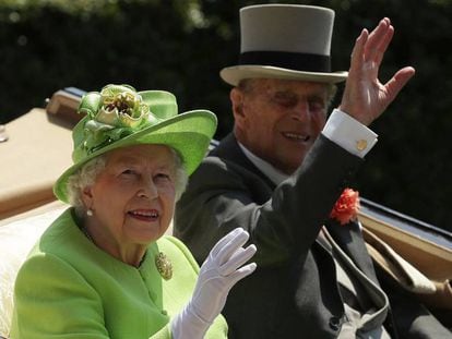 A rainha Elizabeth II e o príncipe Philip, duque de Edimburgo, em sua chegada a Ascot, na terça-feira.