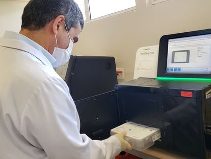 João Renato Pinho, coordenador do laboratório do Hospital Albert Einstein, com o equipamento de sequenciamento genético. DIVULGAÇÃO