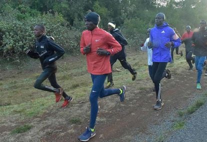 Kipchoge, de vermelho, à frente de um grupo de atletas, treinando no Quênia na sexta-feira, dia 17 de março