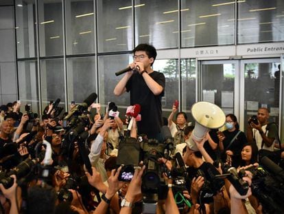 O ativista Joshua Wong fala com a imprensa após ser libertado, nesta segunda-feira, em Hong Kong.