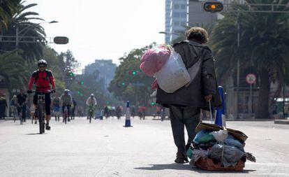 Sem-teto carrega seus pertences na Cidade do México.