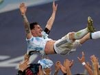 Lionel Messi manteado por sus compañeros tras la victoria de Argentina en la final de la Copa América en Maracaná.