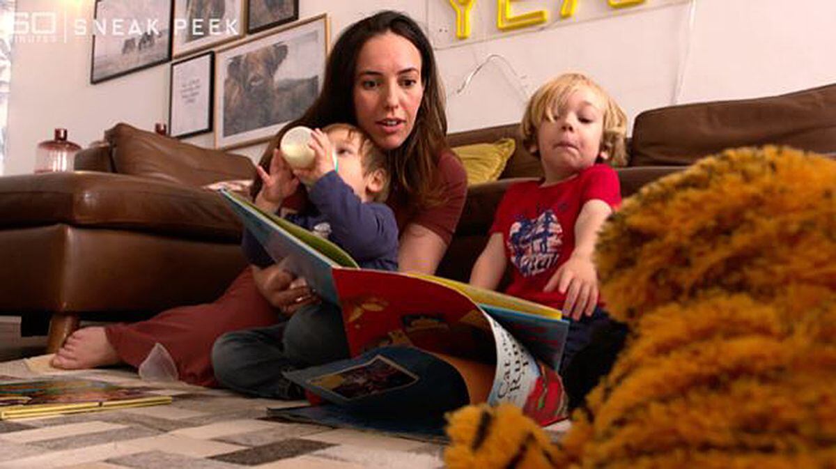 Stella Morris com os dois filhos que teve com Assange, em uma imagem do programa de televisão '60 minutes Australia'. 