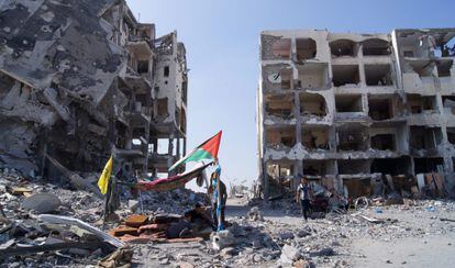Edifícios destruídos por bombardeios em Gaza.