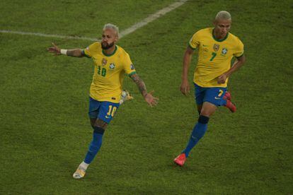 Neymar y Richarlison celebran el segundo gol de Brasil ante Perú