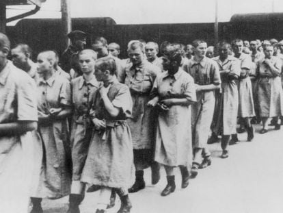 Prisioneiras do campo de concentração de Auschwitz, por volta de 1944.