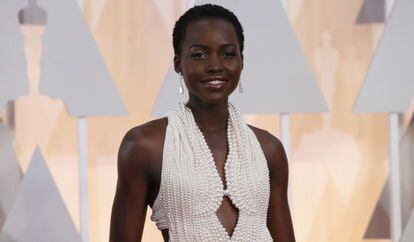 A atriz Lupita Nyong'ou, vestida de Calvin Klein no Oscar.