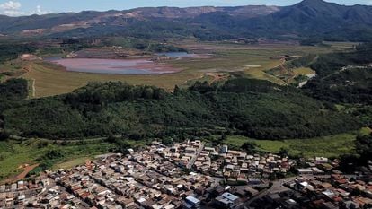 Um bairro residencial de Congonhas, cidade de Minas Gerais, rodeado por 23 barragens de resíduos de mineração.