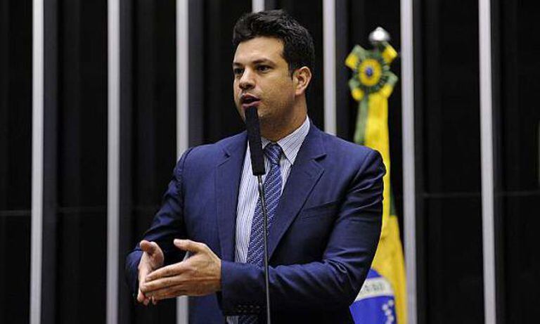 Leonardo Picciani discursa no plenário.