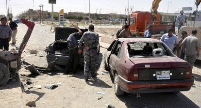 Policiais iraquianos inspecionam o local depois da explosão de uma bomba em Kirkuk.