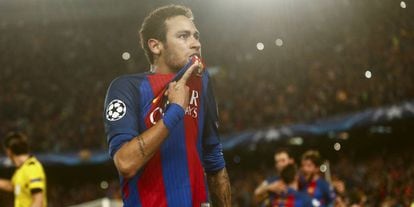 Neymar comemora o sexto gol do Barcelona contra o PSG.