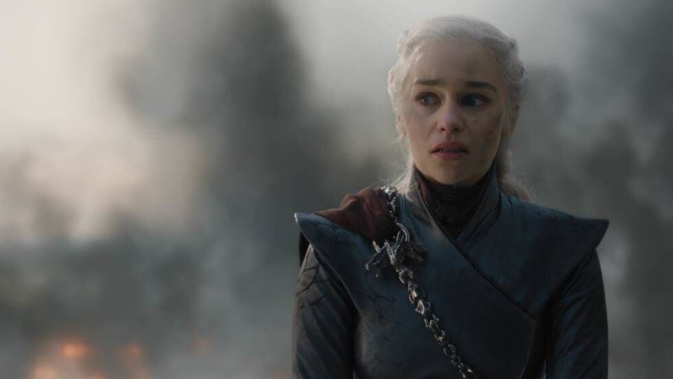 Daenerys Targaryen, filha do Rei Louco, honrando o legado familiar. 