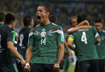 Javier Hernández celebra um dos gols do México