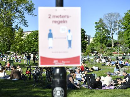 Vários grupos ao ar livre no Parque Tantolunden, no centro de Estocolmo, em 30 de maio de 2020.