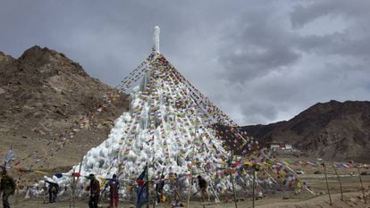 Estupa de gelo perto do monastério de Phyang, Ladakh, em abril de 2016