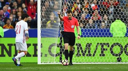 O árbitro Felix Zwayer reverte o impedimento dado pelo bandeirinha e valida o gol da Espanha.