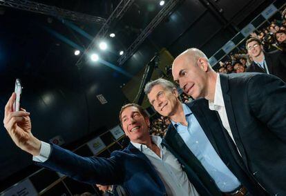 Mauricio Macri (centro), Diego Santilli (esquerda) e Horacio Rodríguez Larreta.