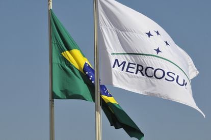 Bandeiras do Brasil e do Mercosul, que completa 30 anos.