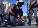 PM de São Paulo imobiliza homem negro suspeito de furto no centro da capital.