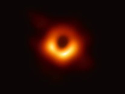Primeira imagem de um buraco negro, captada pelo Telescópio Horizonte de Eventos