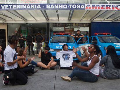 Mulheres de policiais descobrem 'fuga' de agentes e bloqueiam viaturas em posto de Jacarepaguá.