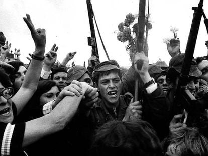 Soldados e civis comemoram a vitória da insurreição militar que acabaria com a ditadura de Marcelo Caetano.