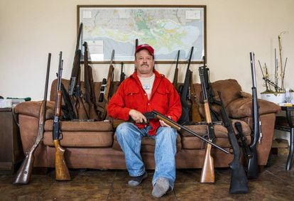 Scott Porter, com algumas de suas armas em sua casa na Louisianna.