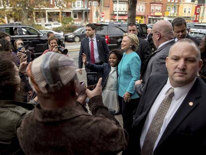 Hillary Clinton posa para uma foto com uma apoiadora na Filadélfia.