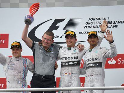 Rosberg celebra a vit&oacute;ria com Hamilton (segundo) e Vottas (terceiro). 