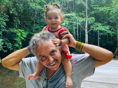 O fotógrafo Lilo Clareto com sua filha caçula, Maria, em Altamira, no Pará.