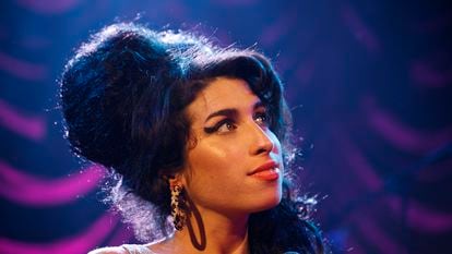 Amy Winehouse em um show no O2 Shepherd’s Bush Empire, em Londres, em 28 de maio de 2007. Em vídeo, a cantora em 11 músicas.