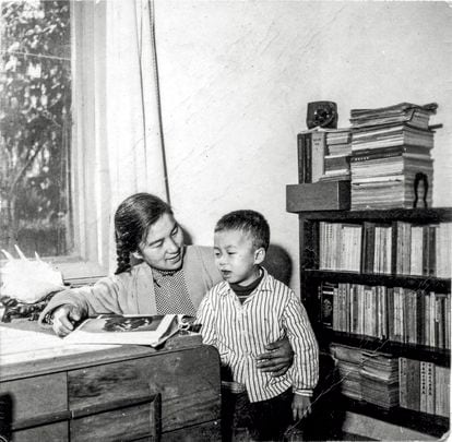 Ai Weiwei com sua mãe, Gao Ying, em Shihezi, na província de Xinjiang, em 1962.