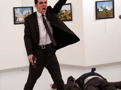 Uma foto do assassino do embaixador russo em Ancara, na Turquia, ainda com a pistola na mão e o corpo do diplomata estendido no solo em segundo plano, ganhou o World Press Photo. A imagem ‘Um assassinato na Turquia’ é obra do fotojornalista turco Burhan Ozbilici, que há 28 anos trabalha para a agência Associated Press.