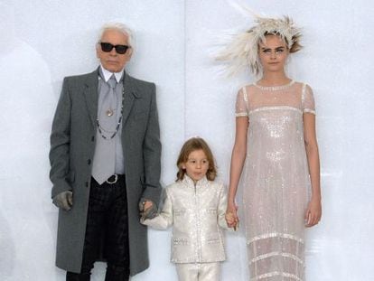 Hudson Kroenig, entre o estilista Karl Lagerfeld e a modelo Cara Delevingne, no encerramento de uma desfile da Dior.