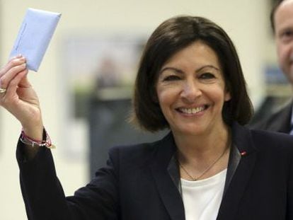 Anne Hidalgo vota nas autárquicas francesas neste domingo.