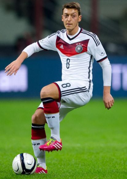 Özil, durante um partido com a seleção alemã.