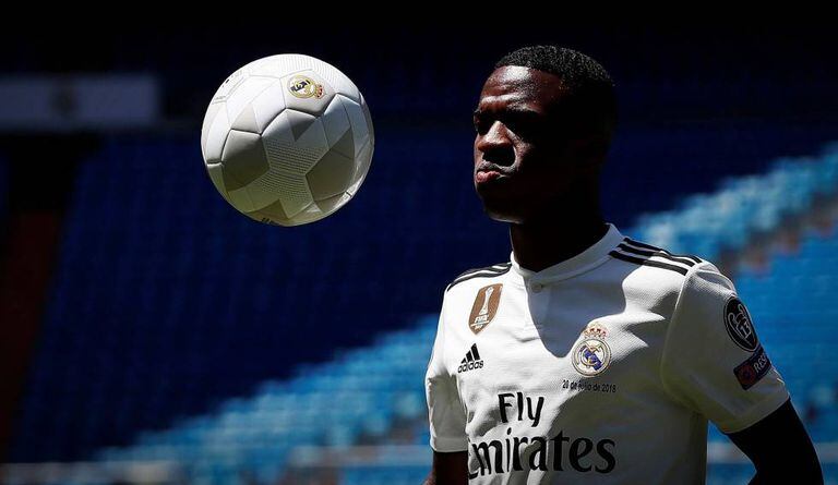 Vinicius Jr. durante apresentação no estádio Santiago Bernabéu.