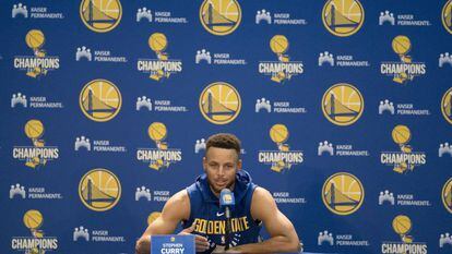 O jogador da NBA Stephen Curry durante uma coletiva de imprensa em Oakland. 