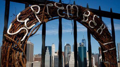 Coroa em homenagem às vítimas mortais do 11 de Setembro em Nova York.