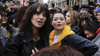 Asia Argento, à esquerda, com Rose McGowan em uma manifestação em Roma em março