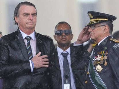 Bolsonaro e o Comandante do Exército, Edson Pujol, durante cerimônia em Brasília no dia 17 de abril 