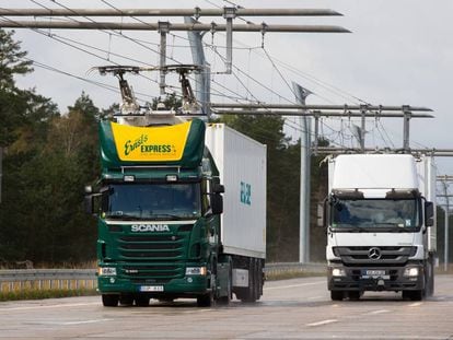 Caminhões circulando pela autoestrada electrificada em Hessia, Alemanha.