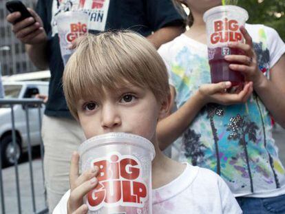 Dois garotos durante um protesto contra a proposta de proibir os refrigerantes em Nova York.