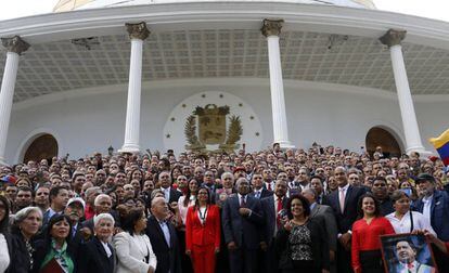 Os membros da Assembleia Constituinte posam em frente ao Parlamento.