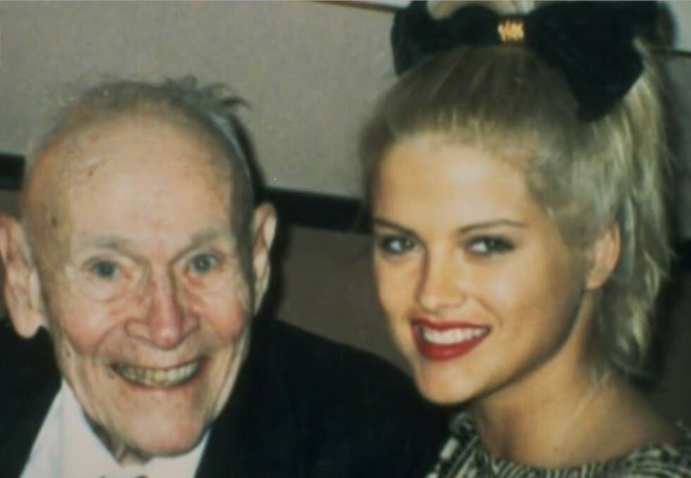 Anna Nicole Smith com seu marido, J. Howard Marshall, em uma foto cedida pela modelo ao programa de Larry King.