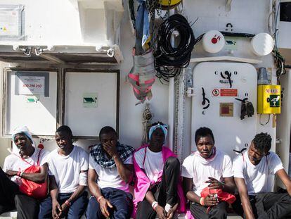 Migrantes a bordo do ‘Aquarius’ nesta segunda-feira.