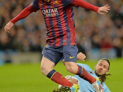 Demichelis derruba Messi.